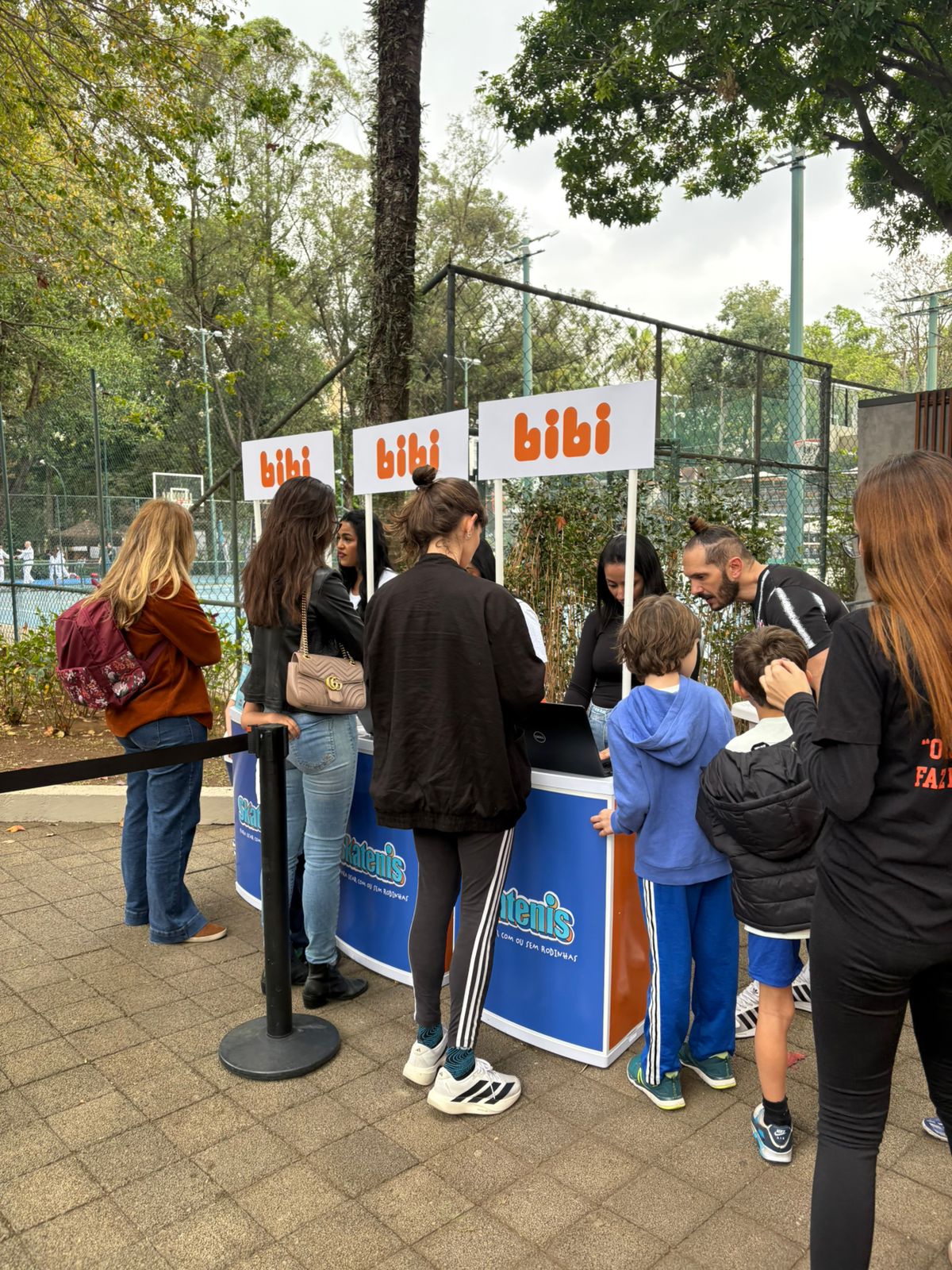Adultos e crianças nos balcões da Bibi em evento ao ar livre